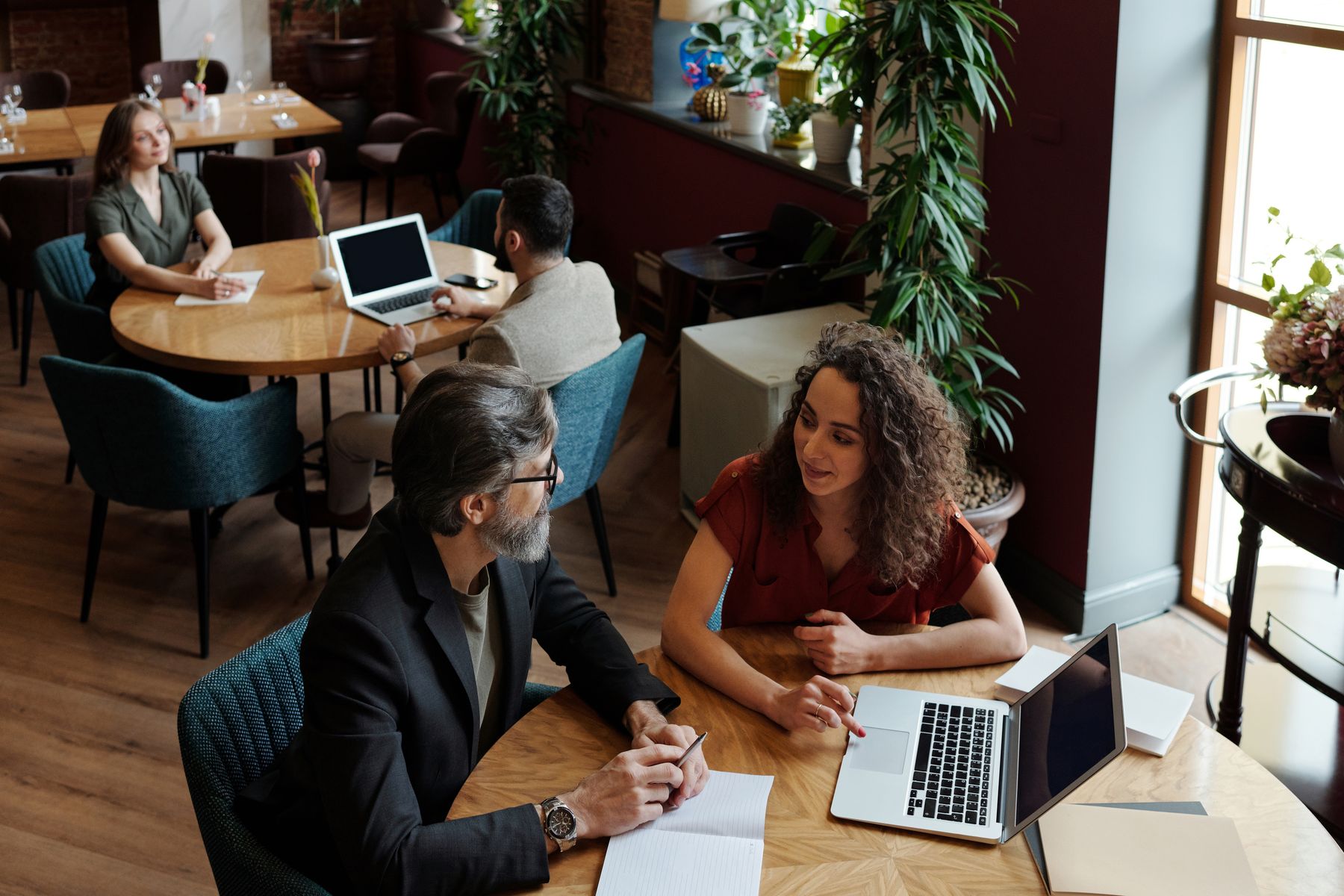 Incontro di lavoro in un caffè